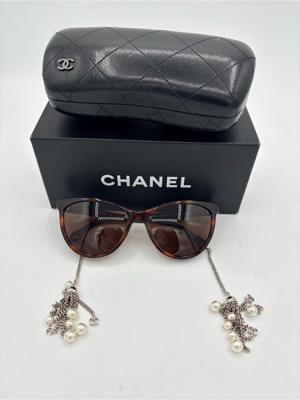 CHANEL Limited Edition Tortoiseshell Cat-Eye Sunglasses with Pearl Tassel Chain - Picture 4 of 11